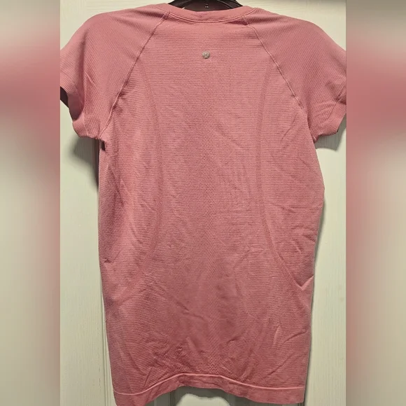 Lululemon Swiftly Tech Short Sleeve 2.0 shirt in a pink/mauve color Size 10 - Picture 2 of 8